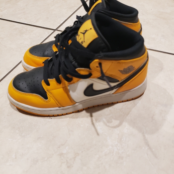 Nike Kids Black and Yellow Air Sneakers